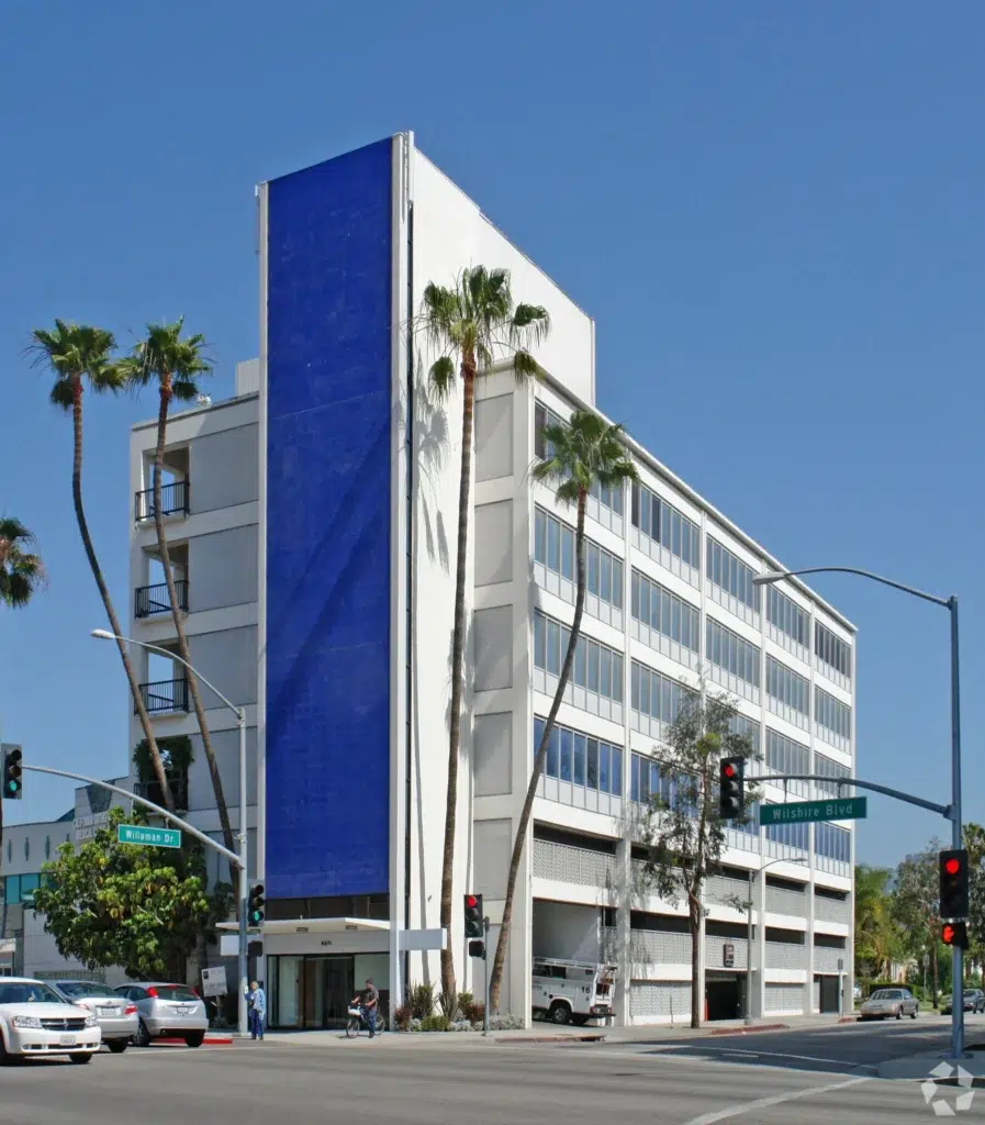 8671.Wilshire.Outside.Photo .Closeup